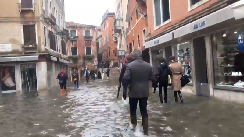 Benátky postihla další povodňová vlna. Záplavy hlásí celá Itálie